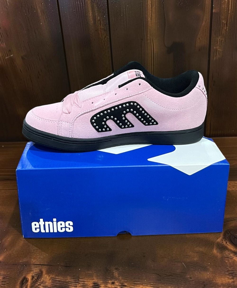 Etnies Kingpin Men 10.5 Pink Black Suede Studded Skate Shoes Sneakers NIB